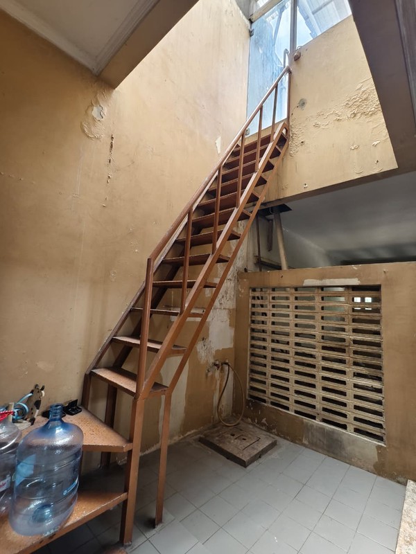 Rumah HOEK di Taman Giri Loka BSD City, bisa parkir 7 mobil