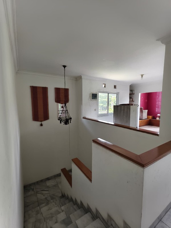 Rumah HOEK di Taman Giri Loka BSD City, bisa parkir 7 mobil