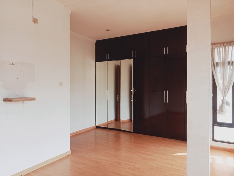 Rumah 2 Lantai,dalam cluster,lingkungan bersih di Bintaro Jaya 9