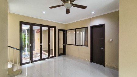 Rumah 2 Lantai,securty 24 jam,dalam ruangan rapi di Bintaro Jaya 9