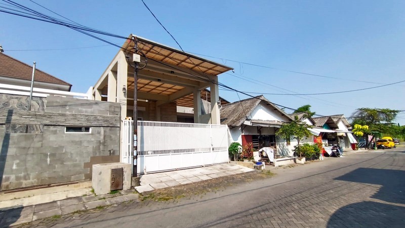 Rumah di Kertomenanggal Surabaya Selatan, Bagus + Terawat, Row Jalan Lebar, Siap Huni, Cocok untuk Rumah Tinggal / Kantor