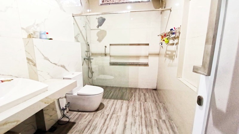 Rumah di Kertomenanggal Surabaya Selatan, Bagus + Terawat, Row Jalan Lebar, Siap Huni, Cocok untuk Rumah Tinggal / Kantor