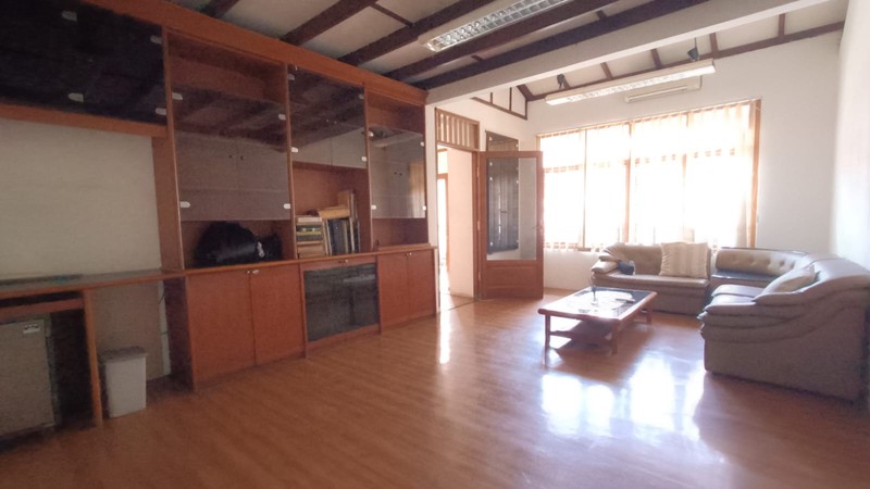 Rumah Strategis Sayap Riau Cocok untuk tempat tinggal, kantor, dan Usaha