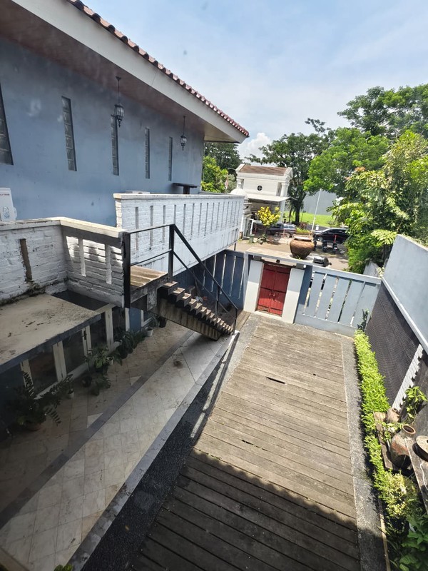 Rumah HOEK di Taman Giri Loka BSD City, bisa parkir 7 mobil