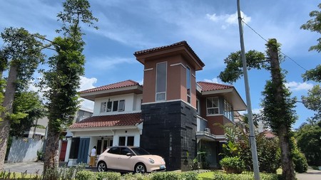 Rumah HOEK di Taman Giri Loka BSD City, bisa parkir 7 mobil