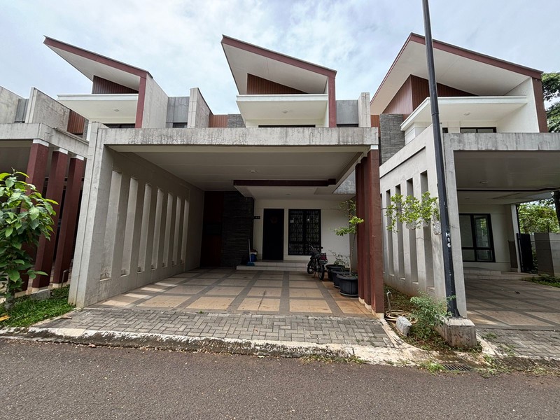Rumah 2 Lantai Hadap Taman di Hickory Podomoro Golf View 