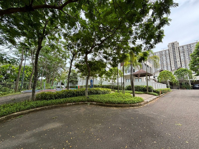 Rumah 2 Lantai Hadap Taman di Hickory Podomoro Golf View 