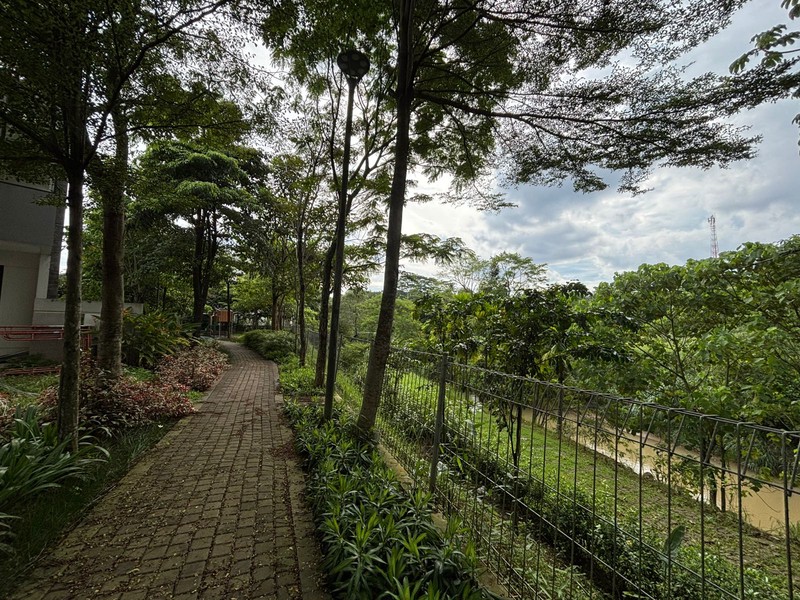 Rumah 2 Lantai Hadap Taman di Hickory Podomoro Golf View 