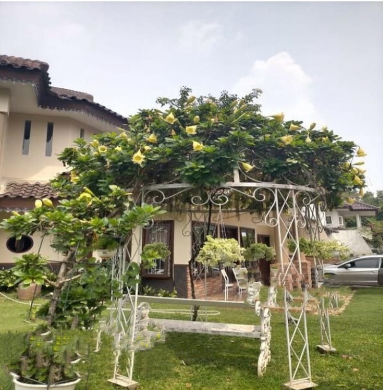 Rumah HOOK dengan bertaman luas dilingkungan Elite dan Aman.