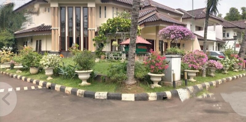 Rumah HOOK dengan bertaman luas dilingkungan Elite dan Aman.