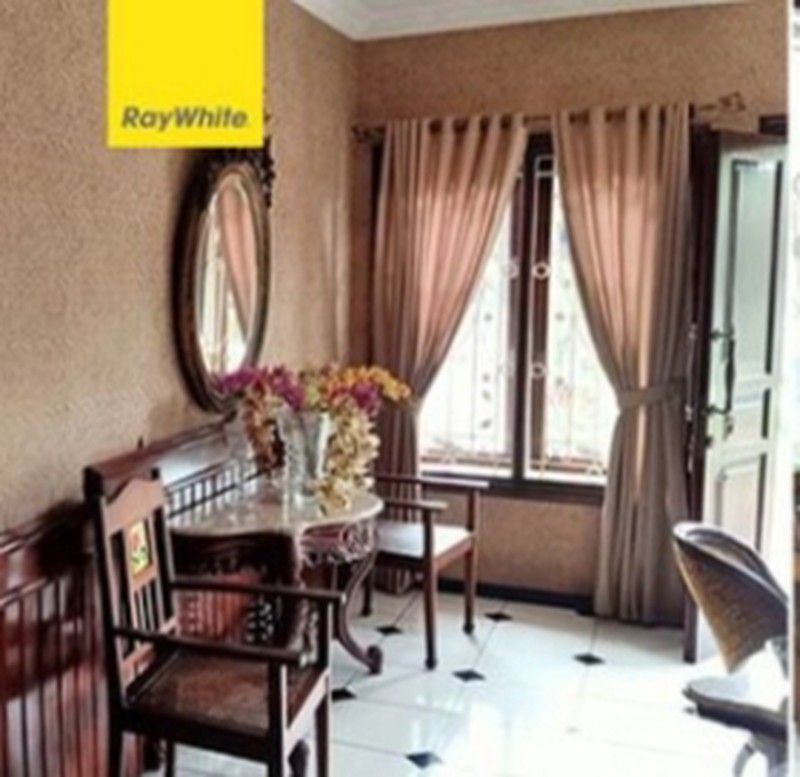 Rumah HOOK dengan bertaman luas dilingkungan Elite dan Aman.