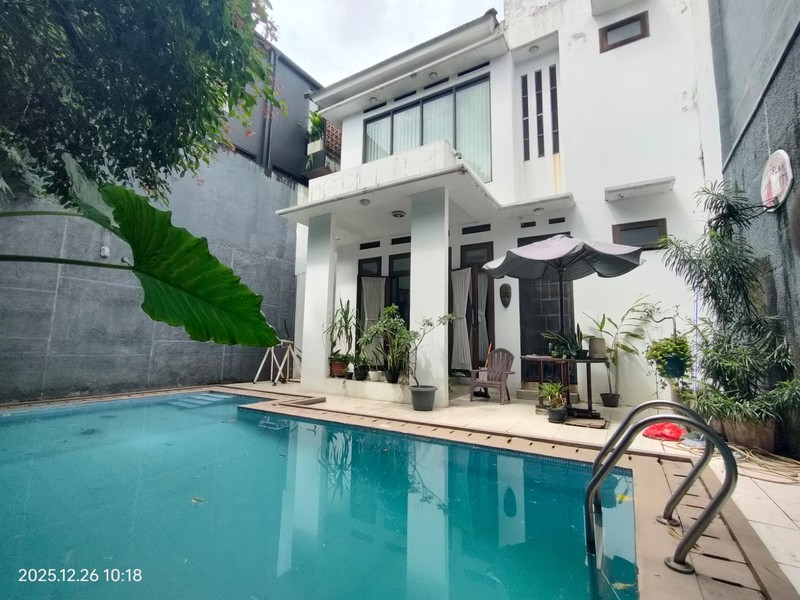 Rumah Luas 330m2 Bangunan 2,5 Lantai Ada Mini Pool Lokasi Cilandak Jaksel