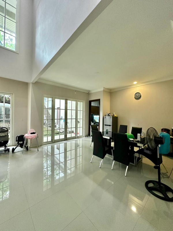 Dijual Rumah Wisata Bukit Mas 1 Cluster Rome Semi Furnish - Halaman Belakang Luas Dekat Sekolah SGS , Pakuwon Mall