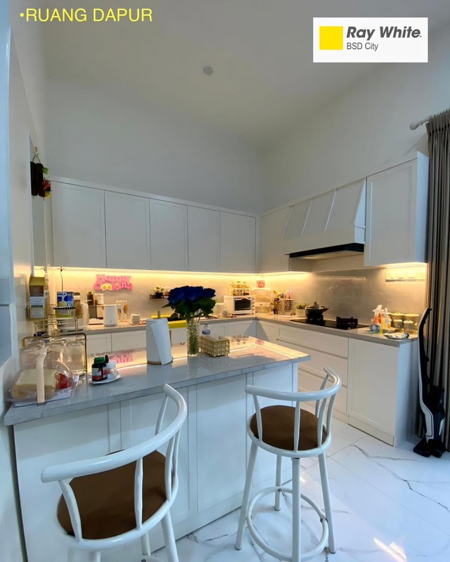 Rumah Bonus Furnished di Kencana Loka BSD City, dekat ke Exit Tol BSD