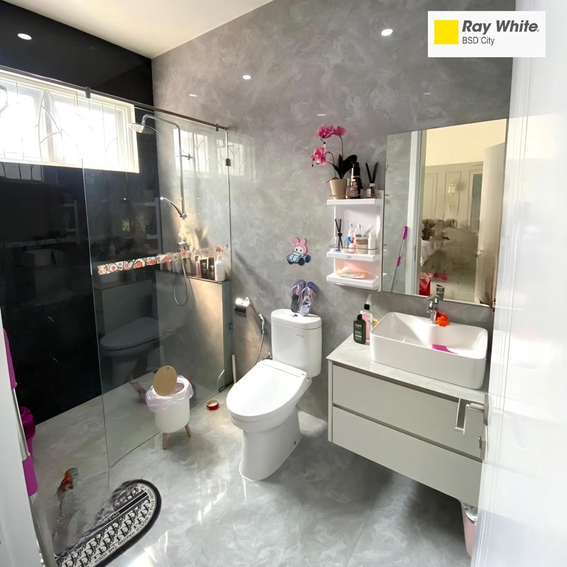 Rumah Bonus Furnished di Kencana Loka BSD City, dekat ke Exit Tol BSD