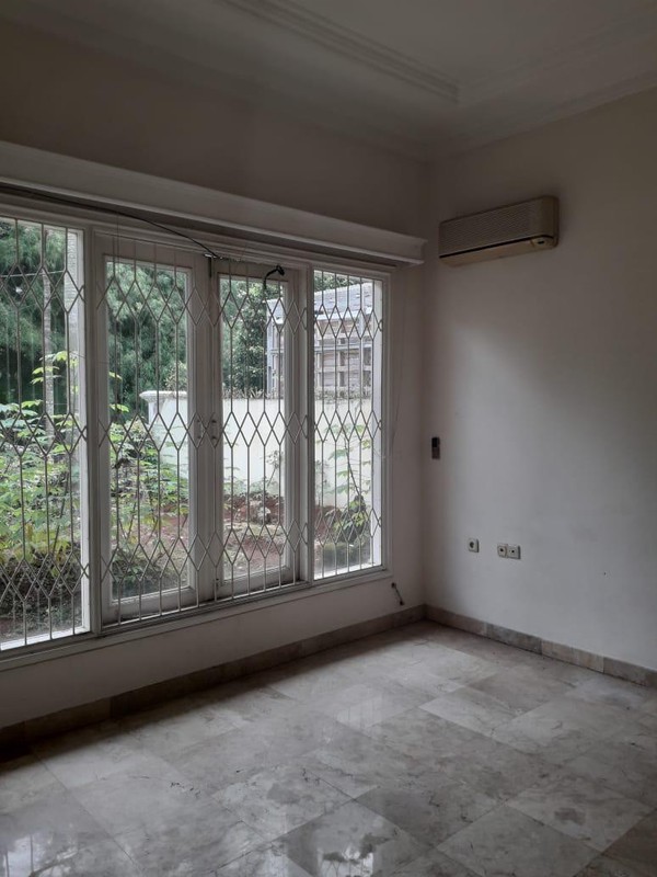 Rumah Mewah Strategis di Adyaksa, Lebak Bulus, Jakarta Selatan - Kolam Renang, Akses Tol & MRT!