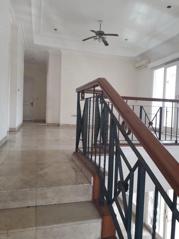 Rumah Mewah Strategis di Adyaksa, Lebak Bulus, Jakarta Selatan - Kolam Renang, Akses Tol & MRT!