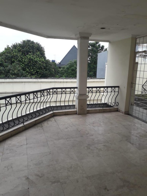 Rumah Mewah Strategis di Adyaksa, Lebak Bulus, Jakarta Selatan - Kolam Renang, Akses Tol & MRT!