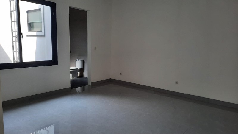 Dijual Rumah Tinggal Baru Renovasi 2 Lantai Lokasi di Belakang Living Plaza Cinere.