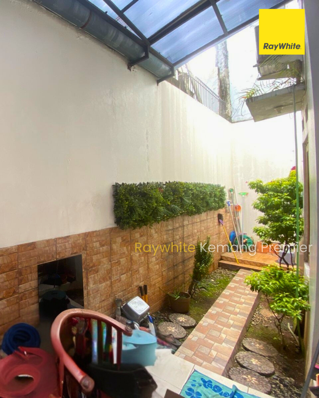 Dijual Rumah 4 Kamar Siap Huni di Pejaten Jakarta Selatan - Luas 180 m2 - Idaman Developer Pemula