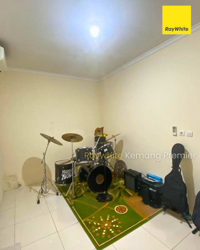 Dijual Rumah 4 Kamar Siap Huni di Pejaten Jakarta Selatan - Luas 180 m2 - Idaman Developer Pemula