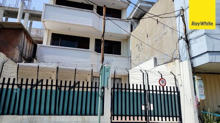 Disewakan Rumah 3 lantai di Jl Kedungsari Surabaya Pusat