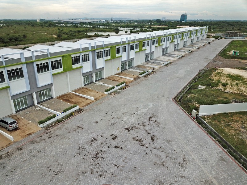 Dijual 300 m2 Gudang AKR Bizland Manyar Gresik Jatim Dekat Pelabuhan JIIPE , Akses Truk Kontainer 40 Feet