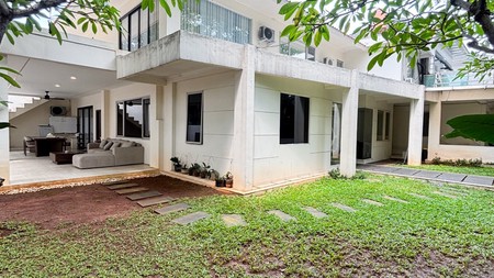 RUMAH POSISI HOOK HALAMAN DAN BALKON LUAS DI KEBAYORAN BARU, JAKARTA SELATAN