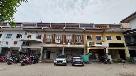 Ruko gandeng siap pakai daerah komersial di Bintaro 