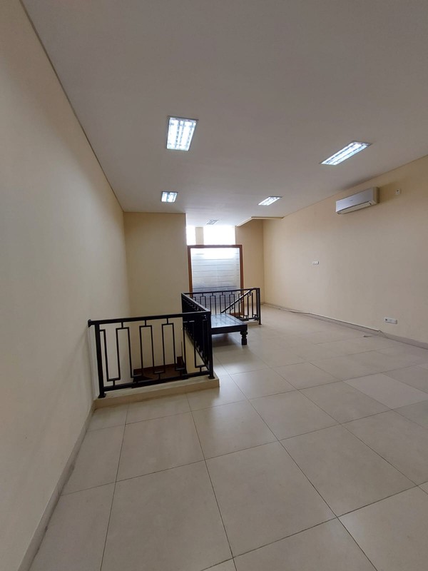 Ruko gandeng siap pakai daerah komersial di Bintaro 