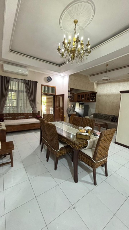 Rumah 2 Lantai Siap Huni Luas 675 m2 Bangunan 550 m2 SHM @Ciputat Timur