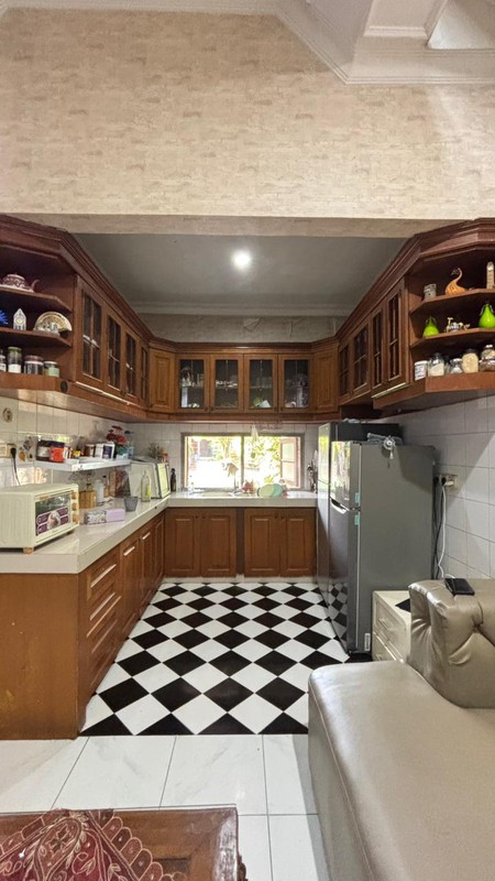 Rumah 2 Lantai Siap Huni Luas 675 m2 Bangunan 550 m2 SHM @Ciputat Timur