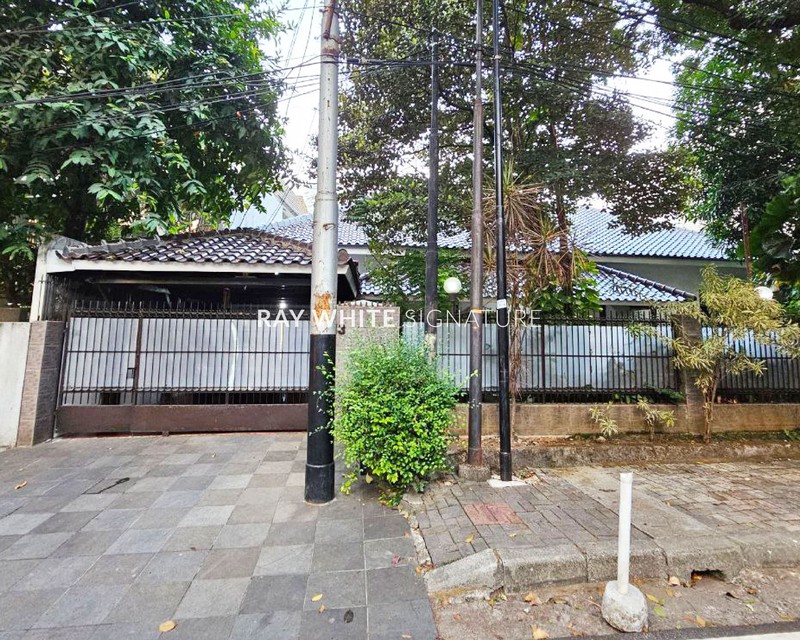 Jual Rumah Lama Terawat di Jl Lamandau Raya Cocok dibangun sebagai Rumah Impian