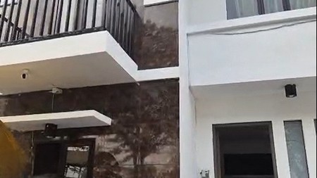 Dijual Rumah 3 Lantai  Babatan Pratama