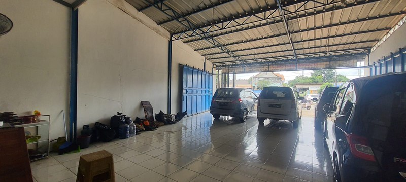 Ex Showroom Mobil Second di Jalan Raya Narogong