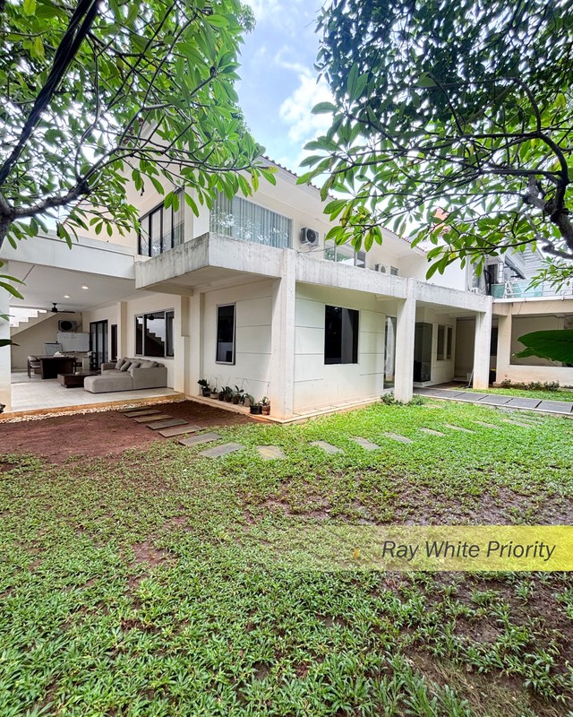 Rumah Hook Mewah di Kebayoran Baru dengan Halaman Super Luas & Balkon View Indah