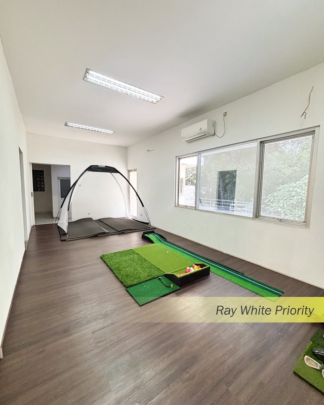 Rumah Hook Mewah di Kebayoran Baru dengan Halaman Super Luas & Balkon View Indah