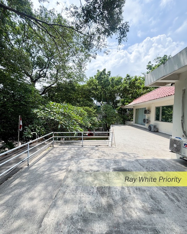 Rumah Hook Mewah di Kebayoran Baru dengan Halaman Super Luas & Balkon View Indah