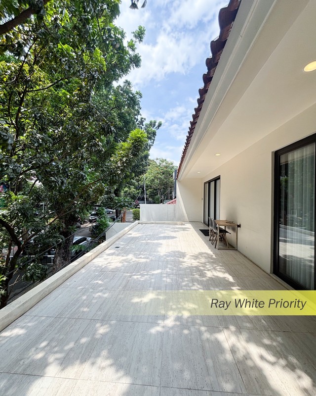 Rumah Hook Mewah di Kebayoran Baru dengan Halaman Super Luas & Balkon View Indah