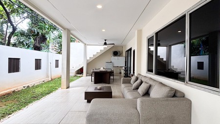 Rumah Hook Mewah di Kebayoran Baru dengan Halaman Super Luas & Balkon View Indah