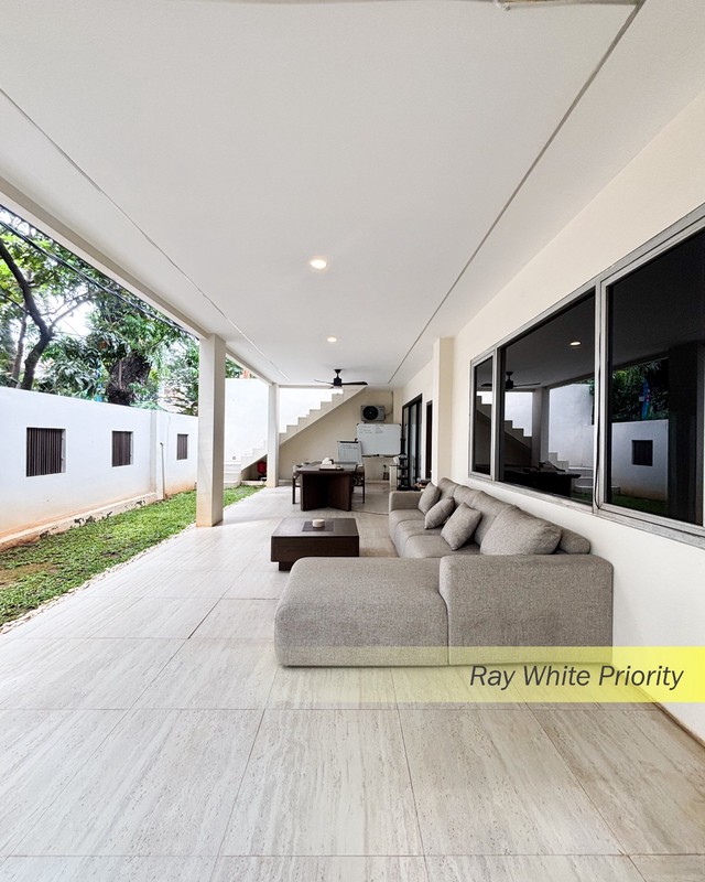 Rumah Hook Mewah di Kebayoran Baru dengan Halaman Super Luas & Balkon View Indah