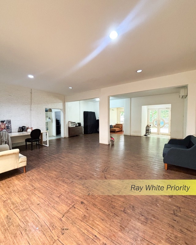 Rumah Hook Mewah di Kebayoran Baru dengan Halaman Super Luas & Balkon View Indah