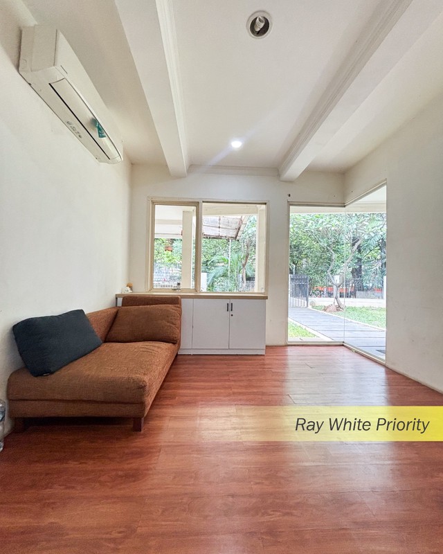 Rumah Hook Mewah di Kebayoran Baru dengan Halaman Super Luas & Balkon View Indah