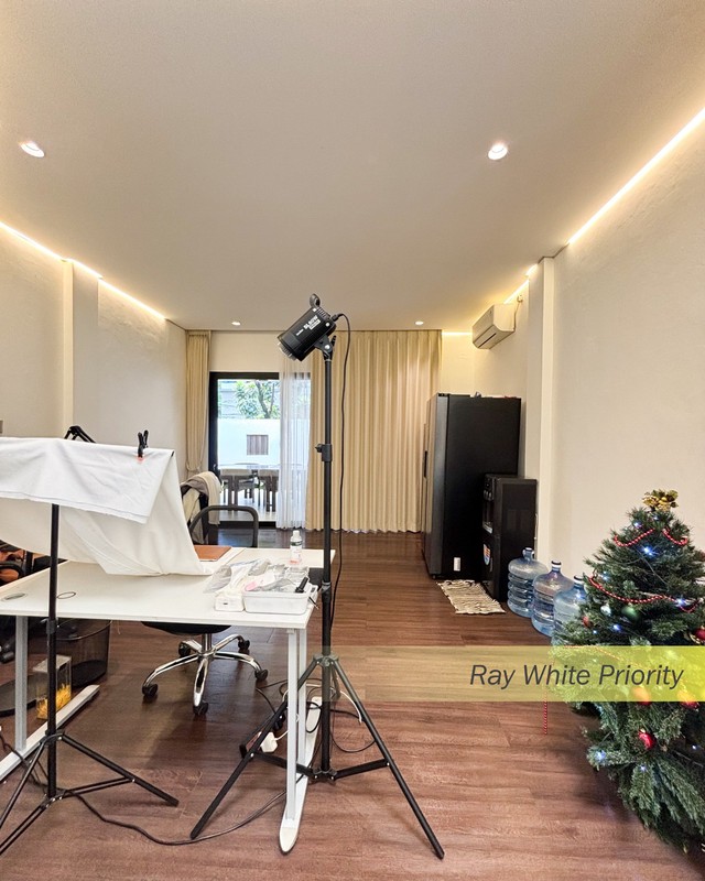 Rumah Hook Mewah di Kebayoran Baru dengan Halaman Super Luas & Balkon View Indah