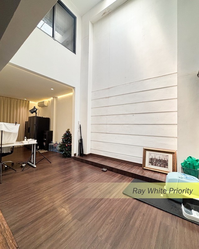 Rumah Hook Mewah di Kebayoran Baru dengan Halaman Super Luas & Balkon View Indah