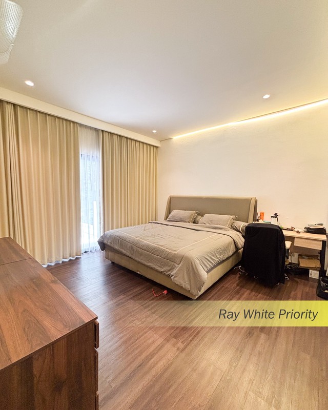 Rumah Hook Mewah di Kebayoran Baru dengan Halaman Super Luas & Balkon View Indah