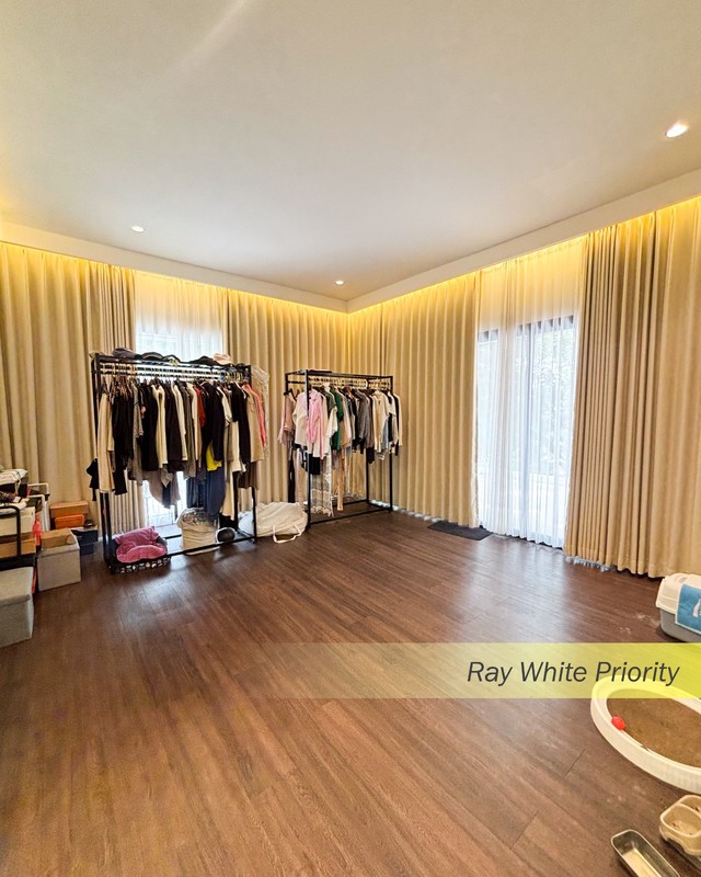 Rumah Hook Mewah di Kebayoran Baru dengan Halaman Super Luas & Balkon View Indah