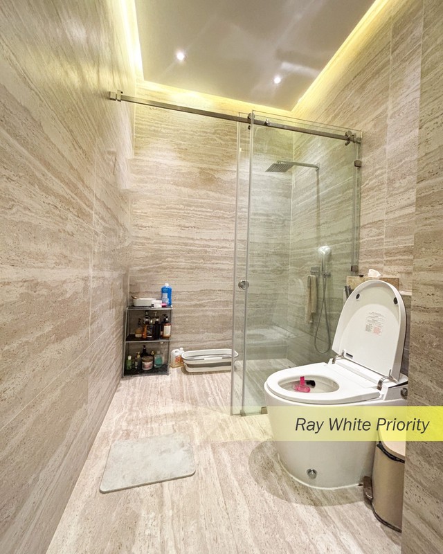 Rumah Hook Mewah di Kebayoran Baru dengan Halaman Super Luas & Balkon View Indah