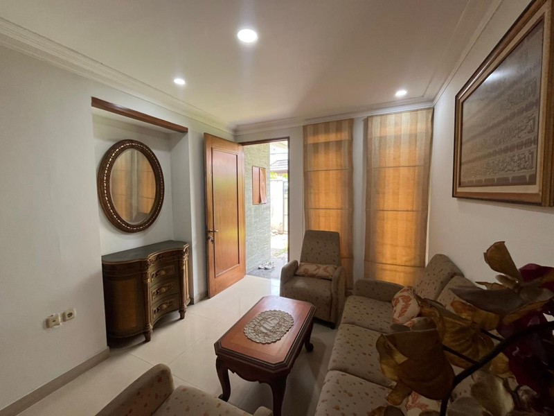 Rumah 2 Lantai Siap Huni dengan Hunian Nyaman dan Asri @Kebayoran Baru, Jakarta Selatan