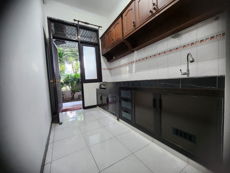 Disewakan rumah taman Puspa Raya furnished Surabaya barat